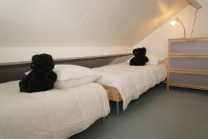 Bild 7: N129a versteckt zwischen Büschen und Bäumen und doch strandnah