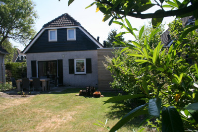 Bild: Ferienhaus Zwantje mit 2 m hoch eingezäunten Garten und strandnah