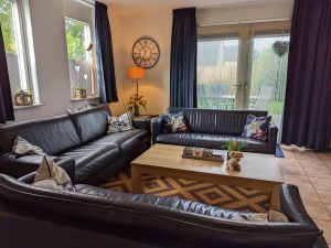 gemütliches Wohnzimmer mit Ausgang in den Garten - Bild 2: Haus bis 7 Pers, Sauna, fußläufig zum Meer mit eingez. Garten Wemeldingen