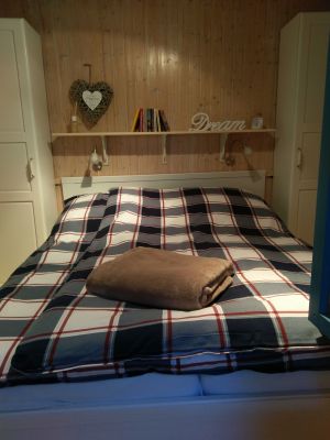 Schlafzimmer mit Doppelbett 160 x 200 cm - Bild 4: Ferienhaus Dornhecke gemütliches Holzhaus mit Kamin, Weitblick