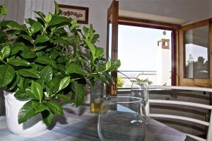 Blick vom Essplatz in der Küche - Bild 6: Dachterrassenwohnung mit Meerblick an der Cilentoküste in Süditalien