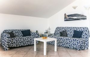 Das Wohnzimmer ist im maritimen Stil eingerichtet. - Bild 2: Dachterrassenwohnung mit Meerblick an der Cilentoküste in Süditalien