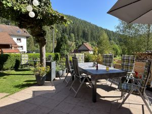 ab Juni bekommen Sie diesen Garten
her hat kein direkter Zugang vom Haus aus
er ist auf der linken Seite des Hauses zusätzlich 2 Stellplätze vorm Garten - Bild 27: exklusive FeWo Wildbach Infrarotsauna, 2 Schlafzimmer, Garten BBQ