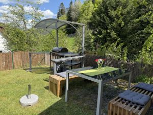 mit BBQ Hängesessel, Spielplatz - Bild 31: Wellness Ferienhaus Schwarzwaldhaus Zwink Enzklösterle Sauna BBQ Garten