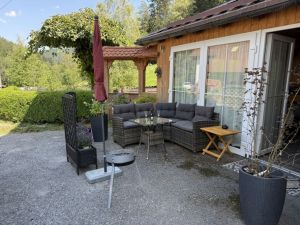 Loungeecke an der Freizeitoase - Bild 7: Ferienhaus Süßbächle Enzklösterle Nordschwarzwald Sauna Garten Hunde gratis