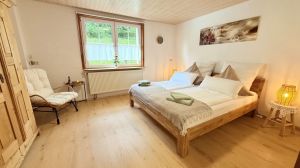 mit einem Bett von 180x200
ein Babybett stellen wir gerne dazu - Bild 9: exklusive FeWo Wildbach Infrarotsauna, 2 Schlafzimmer, Garten