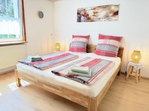 mit einem Bett von 180x200
ein Babybett stellen wir gerne dazu - Bild 25: Wellness Ferienhaus Schwarzwaldhaus Zwink Enzklösterle Sauna BBQ Garten