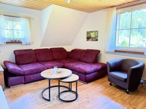 ausgestattet mit hochwertiger Wohnlandschaft, Sat TV, Schreibtisch, Elektrokamin - Bild 6: Wellness Ferienhaus Schwarzwaldhaus Zwink Enzklösterle Sauna BBQ Garten
