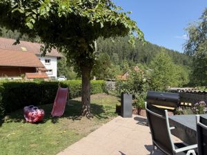 direkt an der Freizeitoase mit kleinen Spielgeräten - Bild 10: Ferienhaus Süßbächle Enzklösterle Nordschwarzwald Sauna Garten Hunde gratis