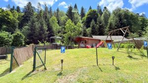 der Gästegarten ist mit verschiedenen Sitzplätzen zum relaxen und entspannen ausgestattet.
Zusätzlich stehen Grills, Sonnenschirme zur Verfügung.

Für Kinder kleiner Spielplatz und Outdoorspiele

es sind insgesamt 3 Bereiche ein Meter Hoch umzäunt - Bild 33: exklusive FeWo Wildbach Infrarotsauna, 2 Schlafzimmer, Garten