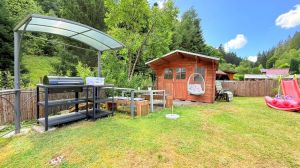 der Gästegarten ist mit verschiedenen Sitzplätzen zum relaxen und entspannen ausgestattet.
Zusätzlich stehen Grills, Sonnenschirme zur Verfügung.

Für Kinder kleiner Spielplatz und Outdoorspiele

es sind insgesamt 3 Bereiche ein Meter Hoch umzäunt - Bild 35: exklusive FeWo Wildbach Infrarotsauna, 2 Schlafzimmer, Garten