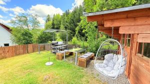 der Gästegarten ist mit verschiedenen Sitzplätzen zum relaxen und entspannen ausgestattet.
Zusätzlich stehen Grills, Sonnenschirme zur Verfügung.

Für Kinder kleiner Spielplatz und Outdoorspiele

es sind insgesamt 3 Bereiche ein Meter Hoch umzäunt - Bild 36: exklusive FeWo Wildbach Infrarotsauna, 2 Schlafzimmer, Garten