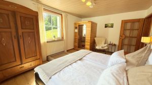 Das Schlafzimmer ist mit einer Infrarotkabine ausgestattet und lädt zur Entspannung ein.

gerne stellen wir ein Babybett zur Verfügung - Bild 22: exklusive FeWo Wildbach Infrarotsauna, 2 Schlafzimmer, Garten