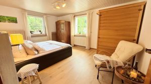 Das Schlafzimmer ist mit einer Infrarotkabine ausgestattet und lädt zur Entspannung ein.

Das Boxspringbett von 180x200
gerne stellen wir ein Babybett zur Verfügung - Bild 20: exklusive FeWo Wildbach Infrarotsauna, 2 Schlafzimmer, Garten
