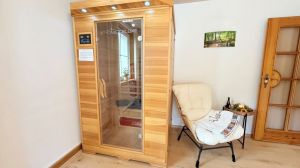 Das Schlafzimmer ist mit einer Infrarotsauna ausgestattet und lädt zur Entspannung ein.

Boxspringbett von 180x200
gerne stellen wir ein Babybett zur Verfügung - Bild 27: Wellness Ferienhaus Schwarzwaldhaus Zwink Enzklösterle Sauna BBQ Garten