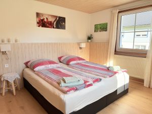 Das Schlafzimmer ist mit einer Infrarotsauna ausgestattet und lädt zur Entspannung ein.

Das Boxspringbett von 180x200
gerne stellen wir ein Babybett zur Verfügung - Bild 26: Wellness Ferienhaus Schwarzwaldhaus Zwink Enzklösterle Sauna BBQ Garten