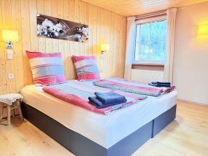 Bild 14: Wellness Ferienhaus Schwarzwaldhaus Zwink Enzklösterle Sauna BBQ Garten