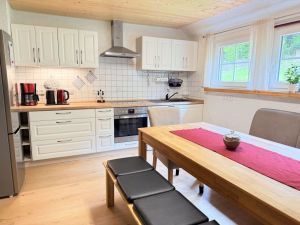große Küche mit Esstischgruppe bis max 10 Personen - Bild 10: Wellness Ferienhaus Schwarzwaldhaus Zwink Enzklösterle Sauna BBQ Garten