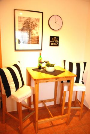 Sitzecke in der Küche mit Hochtisch / Bartisch und Barhockern für 2 Personen - Bild 8: Lahnperle mit WLAN - Ihr Zuhause im Lahntal, Kinder Hunde willkommen