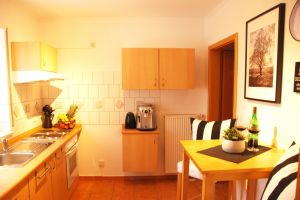Küche Herd/ Backofen, Mikrowelle, Kaffeeautomat, ausreichend Geschirr und Besteck, uvm. - Bild 7: Lahnperle mit WLAN - Ihr Zuhause im Lahntal, Kinder Hunde willkommen