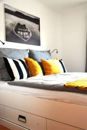 mit Bett (1,80 x 2,00 m), Leselampen, Nachttischen & Kleiderschränken - Bild 1: Lahnperle mit WLAN - Ihr Zuhause im Lahntal, Kinder Hunde willkommen