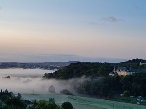 Sonnenaufgang und das Schloss im aufsteigenden Nebel - Bild 20: Lahnperle mit WLAN - Ihr Zuhause im Lahntal, Kinder Hunde willkommen