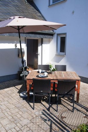 mit Sonnenliegen und Sonnenschirm - Bild 13: Lahnperle mit WLAN - Ihr Zuhause im Lahntal, Kinder Hunde willkommen