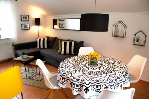 offenes, modernes Wohn- & Esszimmer mit Flachbildschrim, DVD-Player, Stereoanlage, Spielen, Büchern, CD`s, DVD`s, etc. - Bild 2: Lahnperle mit WLAN - Ihr Zuhause im Lahntal, Kinder Hunde willkommen