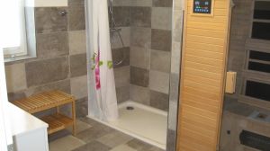 Das räumige Duschbad im Erdgeschoss mit großer bodengleicher 90 x 120 Dusche und Infrarot-Sauna. Genießen Sie diesen Wellness-Bereich besonders in den Wintermonaten. Ebenfalls im Erdgeschoss finden Sie ein Extra-WC. Ein zweites Duschbad mit WC gibt es im Obergeschoss. - Bild 6: Exklusives, hundefreundliches Ferienhaus mit klasse Meersicht, nahe Grömitz