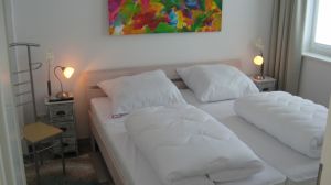 Das Schlafzimmer im Erdgeschoss hat ein 180er Doppelbett und einem zusätzlichen TV. Das Haus ist so konzipiert, dass das Erdgeschoss alle Zimmer einer kompletten Wohnung bietet. - Bild 5: Exklusives, hundefreundliches Ferienhaus mit klasse Meersicht, nahe Grömitz