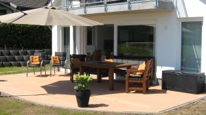 Die große Terrasse mit direkt anschließendem Rasen. Genießen Sie hier Ihren Urlaub und lassen es sich gut gehen. Einen Grill finden Sie hier auch. Auf der zweiten Hochterrasse im Garten können Sie es sich im Strandkorb gemütlich machen, bei toller Seesicht. - Bild 7: Exklusives, hundefreundliches Ferienhaus mit klasse Meersicht, nahe Grömitz