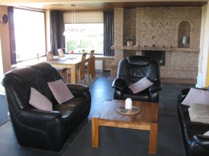 Wohnzimmer mit Kamin, Essbereich und Küche - Bild 5: Hundefreundliches Ferienhaus mit klasse Meersicht, nahe Grömitz