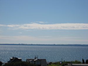 Hier nur ein Teil der Sicht von der Dachterrasse. In Natura ist die Sicht ca. 5 x so breit. Genießen Sie die Sonnenaufgänge bis zu den Sonnenuntergängen. Der Blick auf das Meer dazu und der Tag kann nicht besser sein. - Bild 1: Hundefreundliches Ferienhaus mit klasse Meersicht, nahe Grömitz