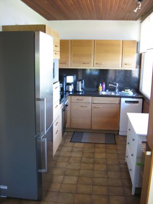 Hier ein Blick in die Küche, welche sich direkt am Wohnzimmer befindet. Ceranfeldherd mit Backofen, Geschirrspüler, Kühl- Gefrierkombi, Mikrowelle, Wasserkocher, Toaster, Kaffeemaschine und was man eben alles so braucht in einer Küche. - Bild 9: Hundefreundliches Ferienhaus mit klasse Meersicht, nahe Grömitz