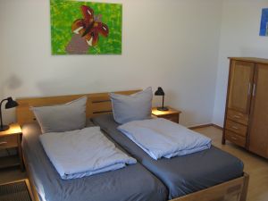 Eines der beiden Schlafzimmer mit 180er Doppelbett und Ausgang zum Garten - Bild 6: Hundefreundliches Ferienhaus mit klasse Meersicht, nahe Grömitz