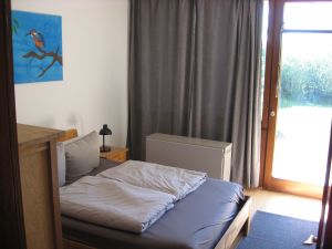 Eines der beiden Schlafzimmer mit 140er Bett und Ausgang zum Garten - Bild 7: Hundefreundliches Ferienhaus mit klasse Meersicht, nahe Grömitz