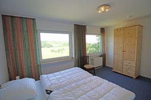 mit seinem wunderbaren Ausblick auf den Ort Immerath. - Bild 2: Ferienwohnung EifelNatur 8 - große Familienwohnung mit Terrasse