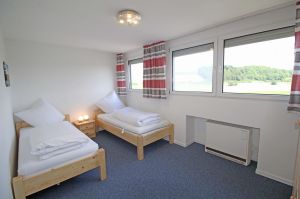 hat 2 Einzelbetten, Nachtschränkchen und einen Kleiderschrank. - Bild 3: Ferienwohnung EifelNatur 8 - große Familienwohnung mit Terrasse