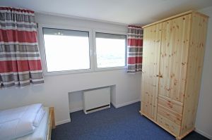 liegt im OG. Der Kleiderschrank bietet genügend Platz für die Kleidung. - Bild 4: Ferienwohnung EifelNatur 8 - große Familienwohnung mit Terrasse