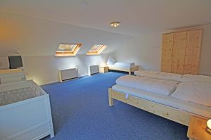 ist das größte. Hier steht ein Doppelbett, ein Einzelbett, Nachtschränkchen, Babybett, Wickelkommode und ein Kleiderschrank. - Bild 5: Ferienwohnung EifelNatur 8 - große Familienwohnung mit Terrasse