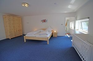 ist sehr hell und bietet viel Platz. - Bild 6: Ferienwohnung EifelNatur 8 - große Familienwohnung mit Terrasse