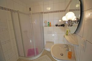 hat eine Dusche, Waschbecken, WC und einen Handtuchwärmer. Es gibt einen Fön und einen Kosmetikspiegel. - Bild 12: Ferienwohnung EifelNatur 8 - große Familienwohnung mit Terrasse