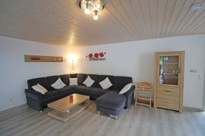 mit dem großen und bequemen Sofa. - Bild 8: Ferienwohnung EifelNatur 8 - große Familienwohnung mit Terrasse