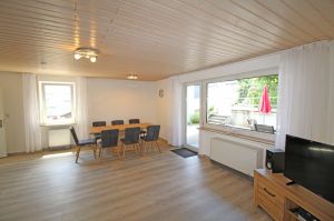 bietet einen direkten Blick nach draußen auf die Terrasse. - Bild 9: Ferienwohnung EifelNatur 8 - große Familienwohnung mit Terrasse