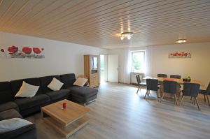 ist hell und es passen 7 Personen bequem an den Tisch. - Bild 11: Ferienwohnung EifelNatur 8 - große Familienwohnung mit Terrasse