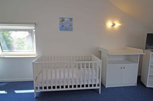 Das Babybett und die Wickelkommode stehen im 3. Schlafzimmer im OG. Wir stellen Ihnen kostenlos Baybettwäsche zur Verfügung. - Bild 7: Ferienwohnung EifelNatur 8 - große Familienwohnung mit Terrasse