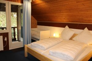 hat ein Doppelbett und ein Babybett. - Bild 6: Ferienwohnung EifelNatur 6 - Große + komfortable FeWo für 12 Pers.