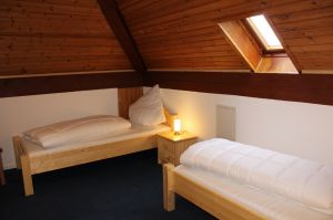 hat 2 Einzelbetten und ist ein Durchgangszimmer. Ideal für eine Familie mit 2 Kindern, da es direkt neben dem Familienzimmer (Durchgang) liegt. - Bild 8: Ferienwohnung EifelNatur 6 - Große + komfortable FeWo für 12 Pers.