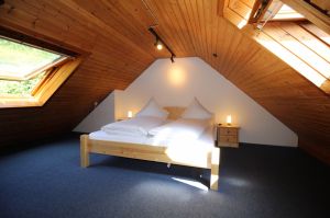 liegt auf der Empore und ein Doppelbett und 2 Dachfenster. - Bild 10: Ferienwohnung EifelNatur 6 - Große + komfortable FeWo für 12 Pers.