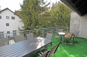 bietet genügend Platz. Es gibt einen großen Tisch mit 12 Stühlen und einen Grill. - Bild 13: Ferienwohnung EifelNatur 6 - Große + komfortable FeWo für 12 Pers.